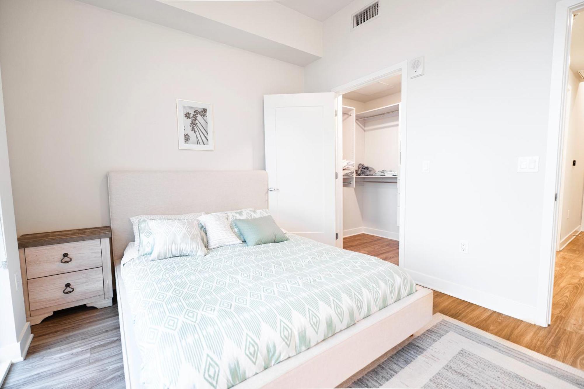 Modern Muse 2 Bed In Hollywood Ca With Free Parking