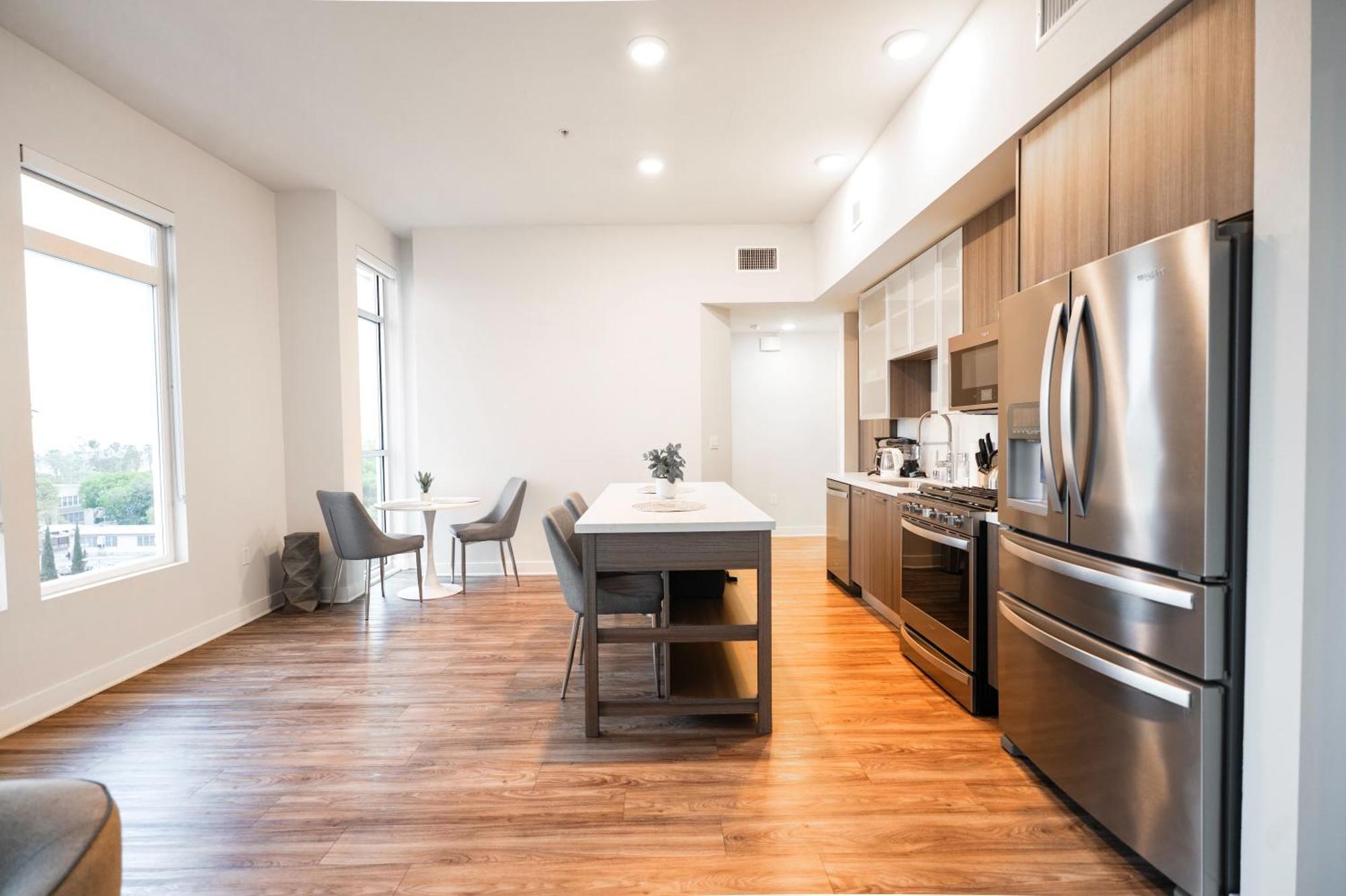 Apartment Modern Muse 2 Bed In Hollywood Ca With Free Parking *
