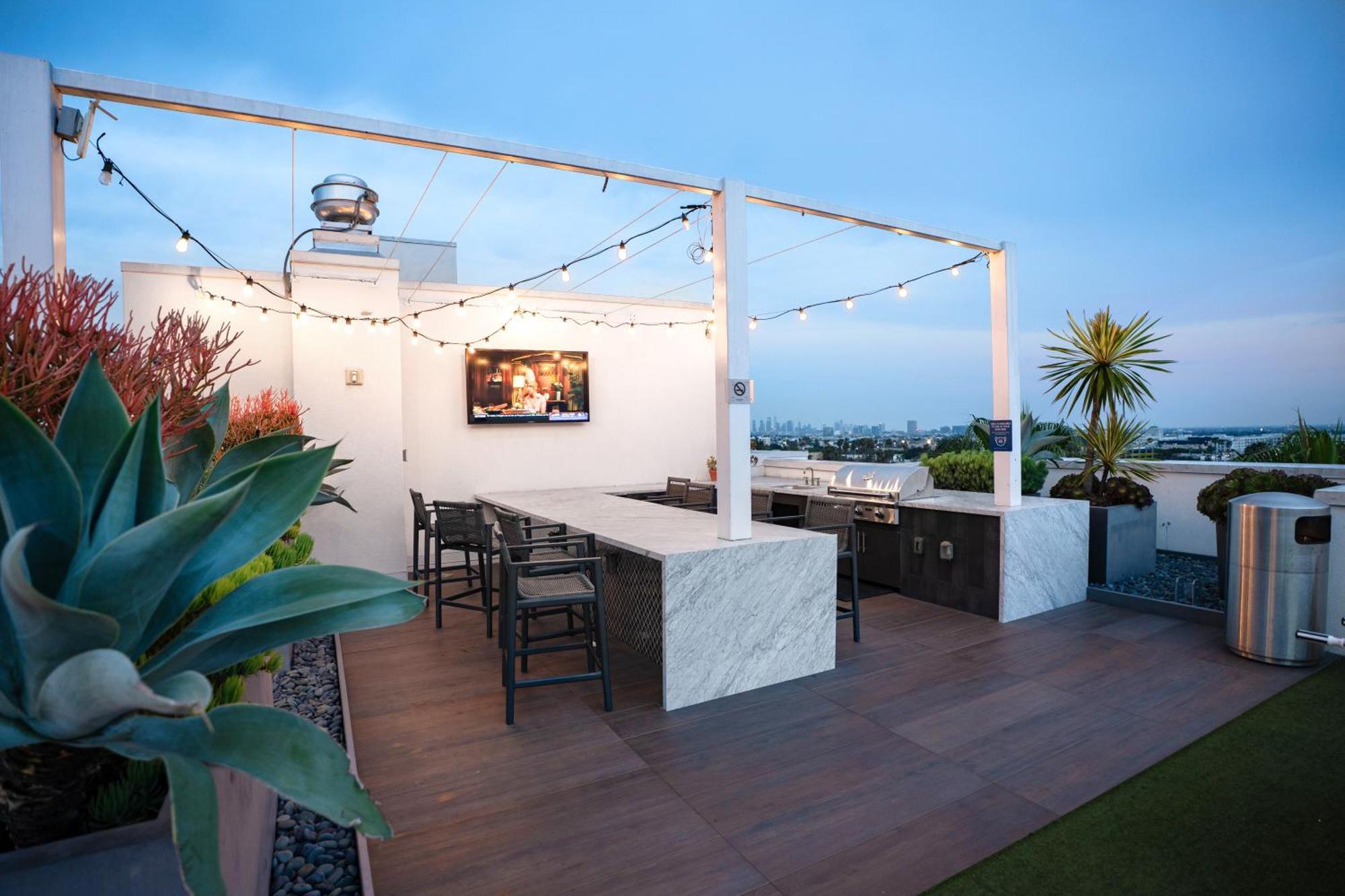 Apartment Modern Muse 2 Bed In Hollywood Ca With Free Parking Los Angeles