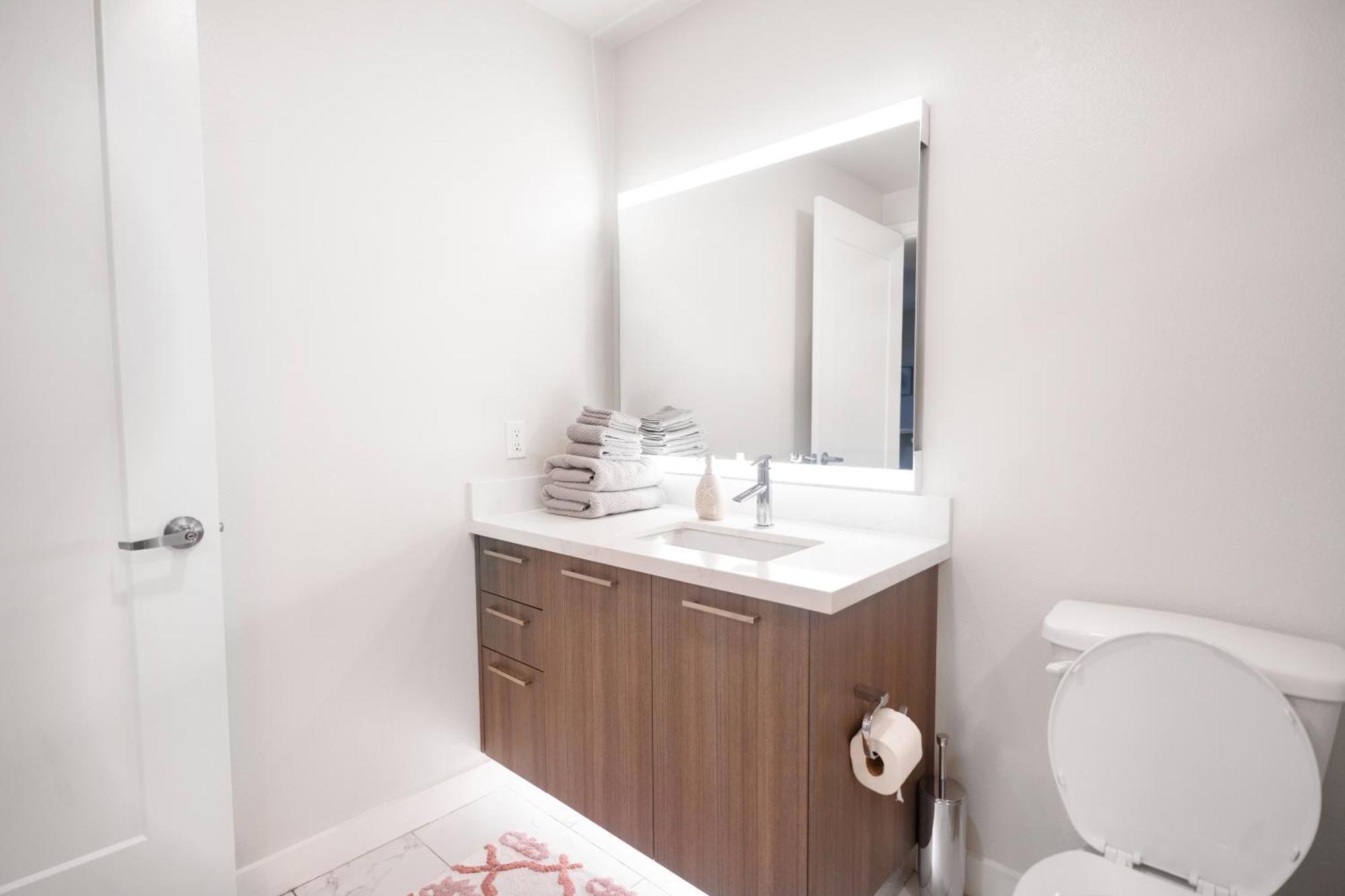 Modern Muse 2 Bed In Hollywood Ca With Free Parking
