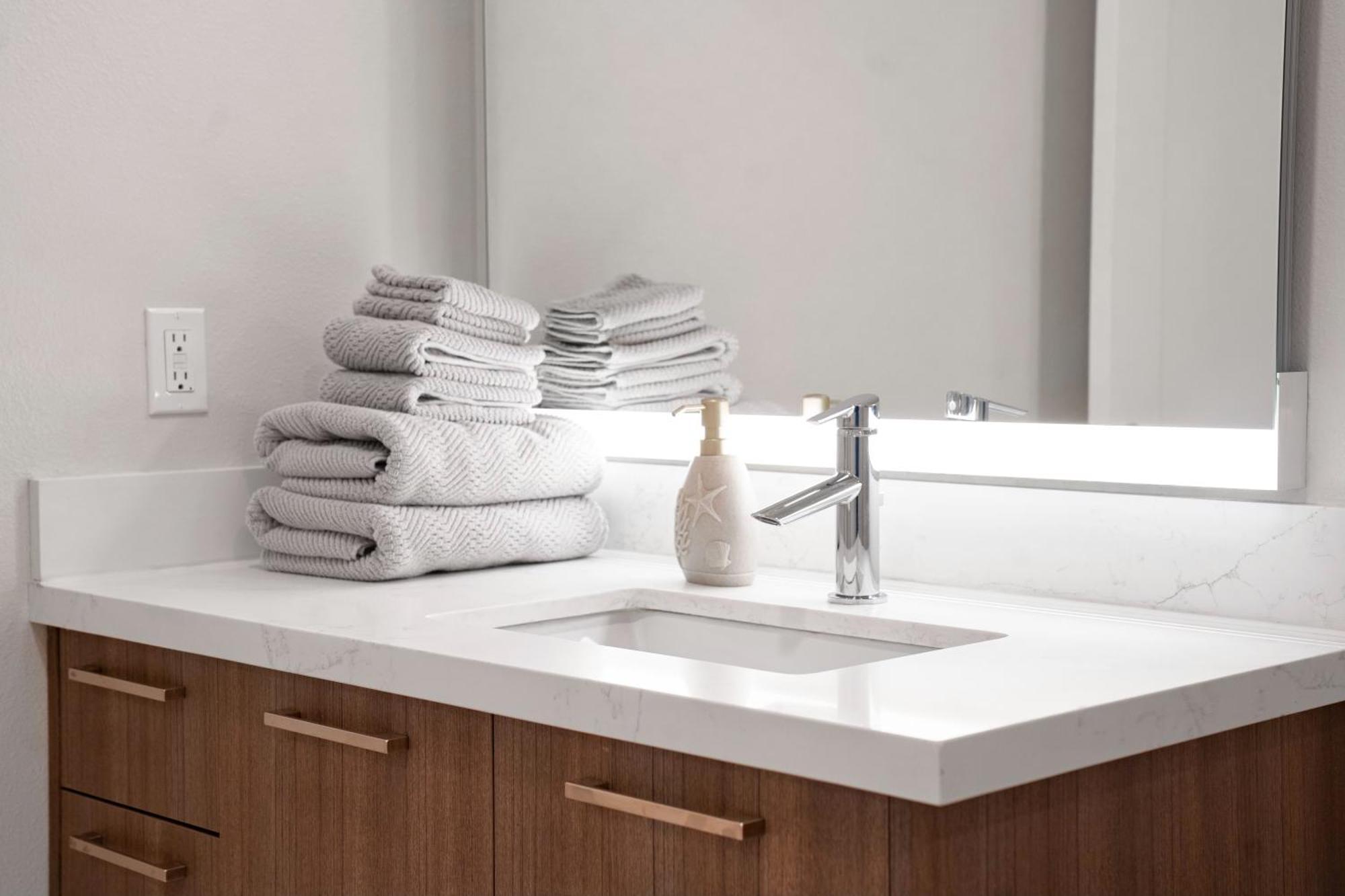 Modern Muse 2 Bed In Hollywood Ca With Free Parking Apartment *