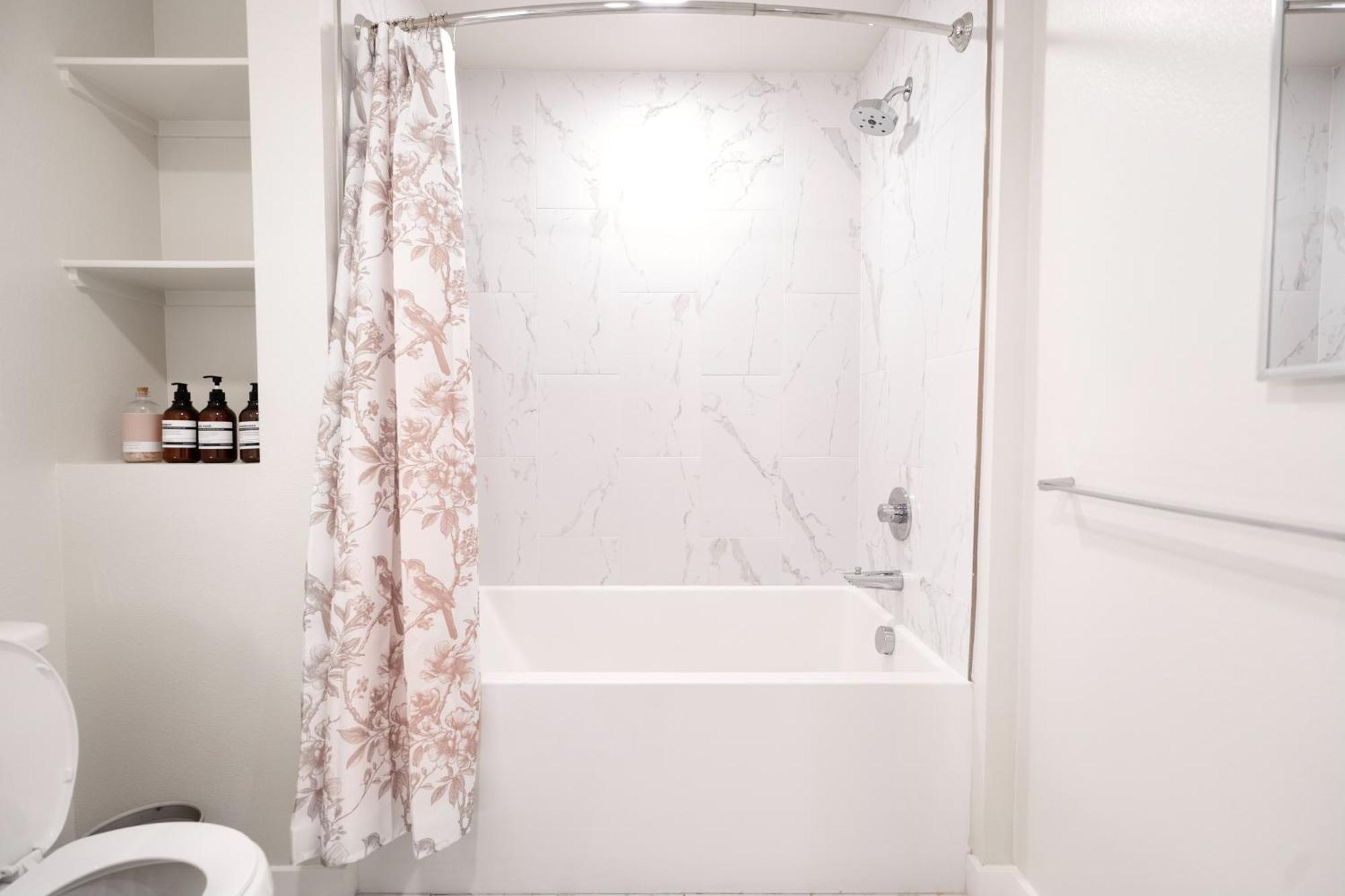 Modern Muse 2 Bed In Hollywood Ca With Free Parking Apartment Los Angeles