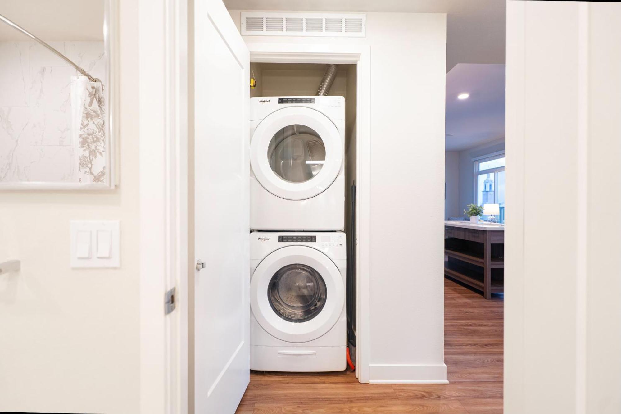 Modern Muse 2 Bed In Hollywood Ca With Free Parking